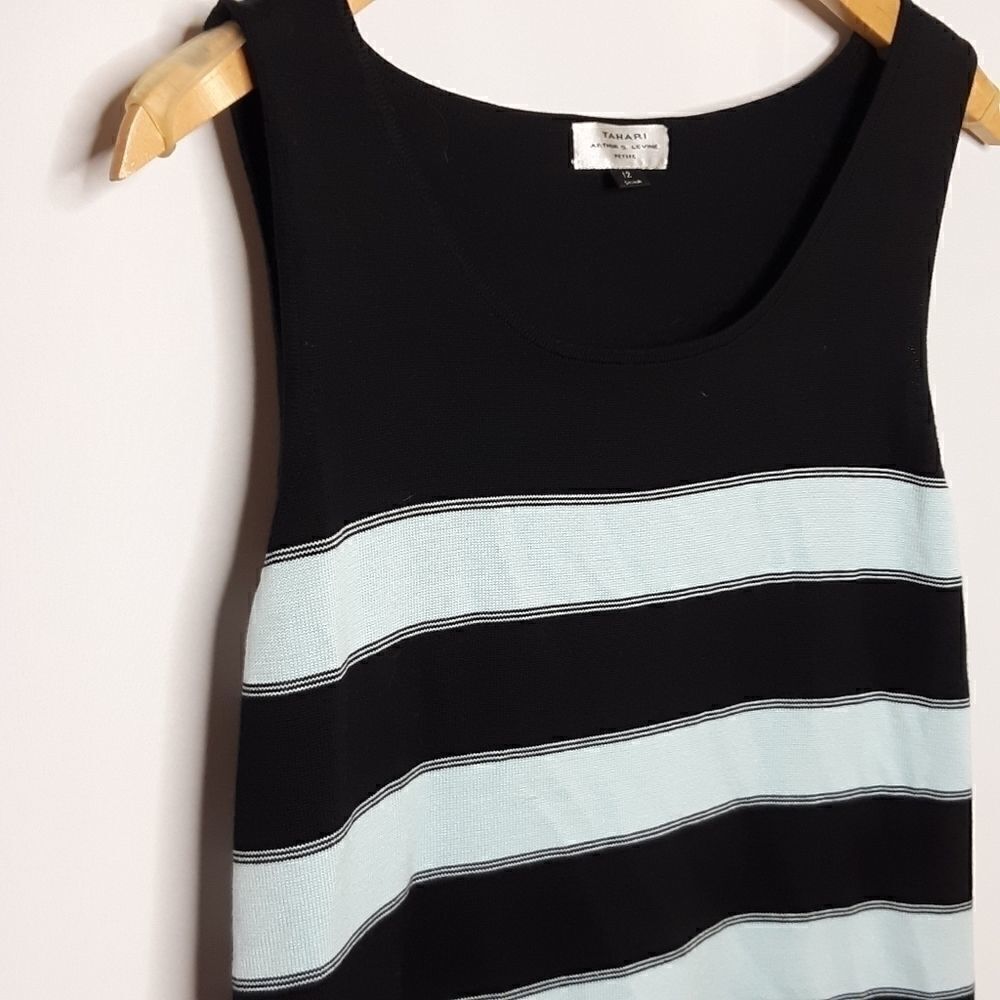 - Tahari sweater - Picture 4 of 7